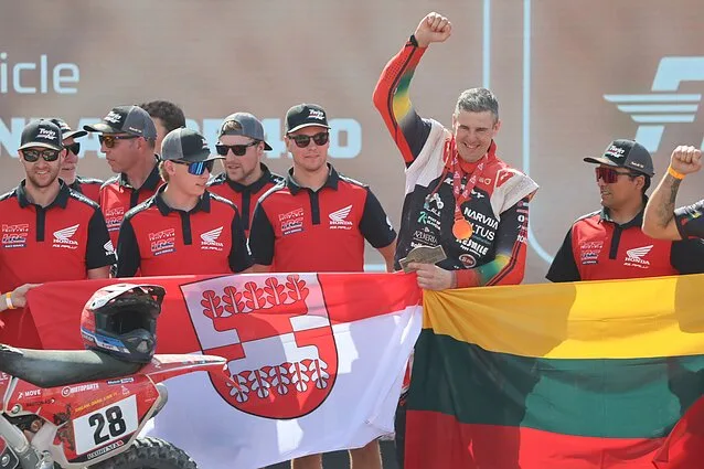 podiumas-su-komanda