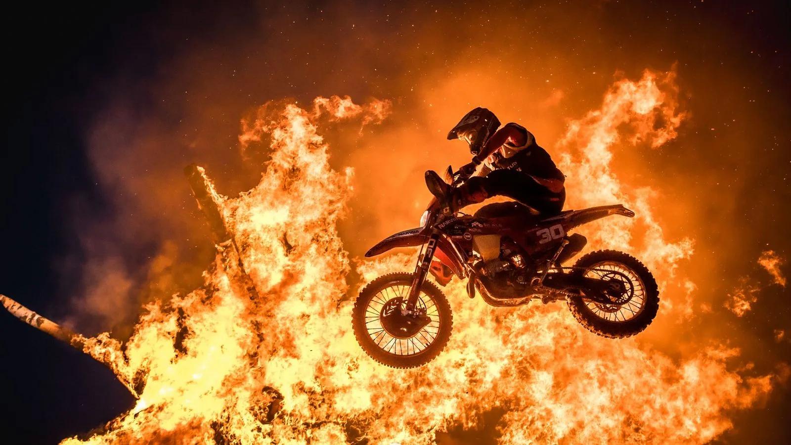 Nerimantas Jucius enduro šou metu — triukai, dulkės, publika